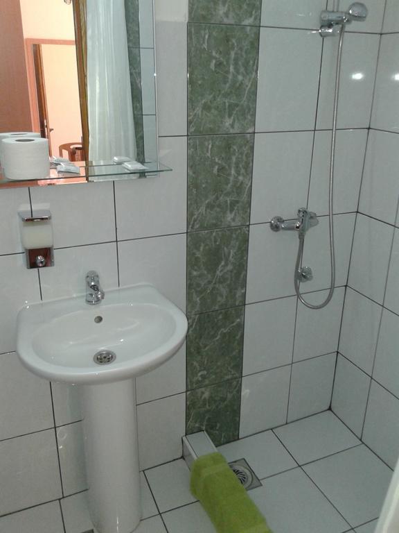 Garni Hotel Alma Pirot Quarto foto