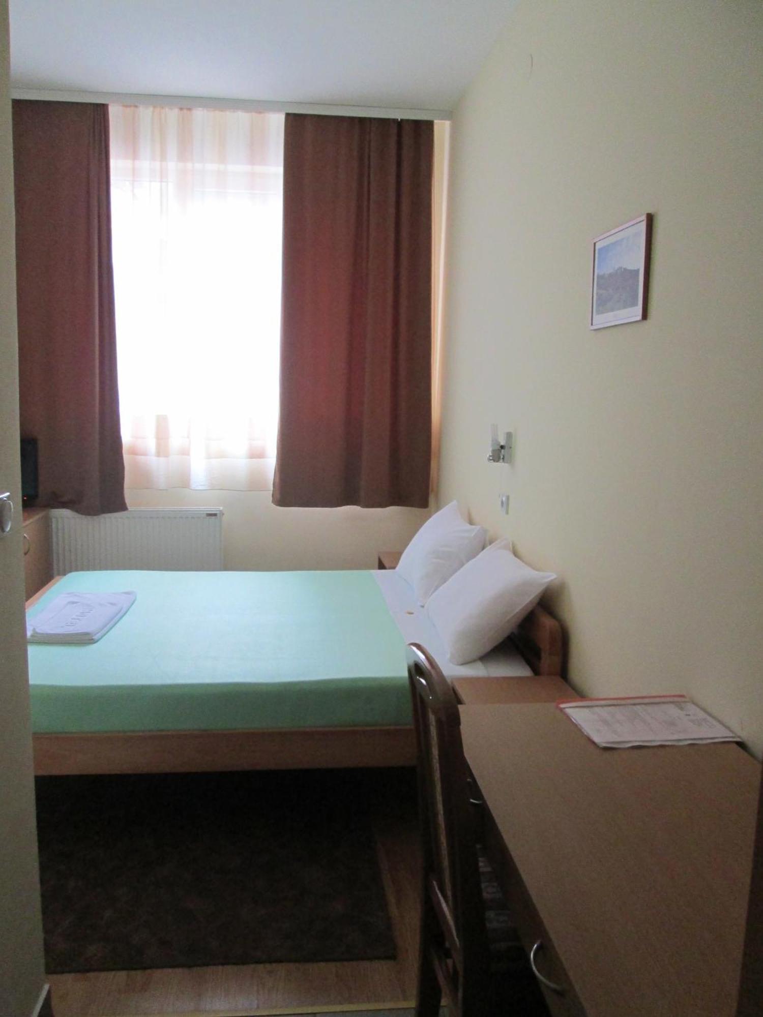 Garni Hotel Alma Pirot Quarto foto